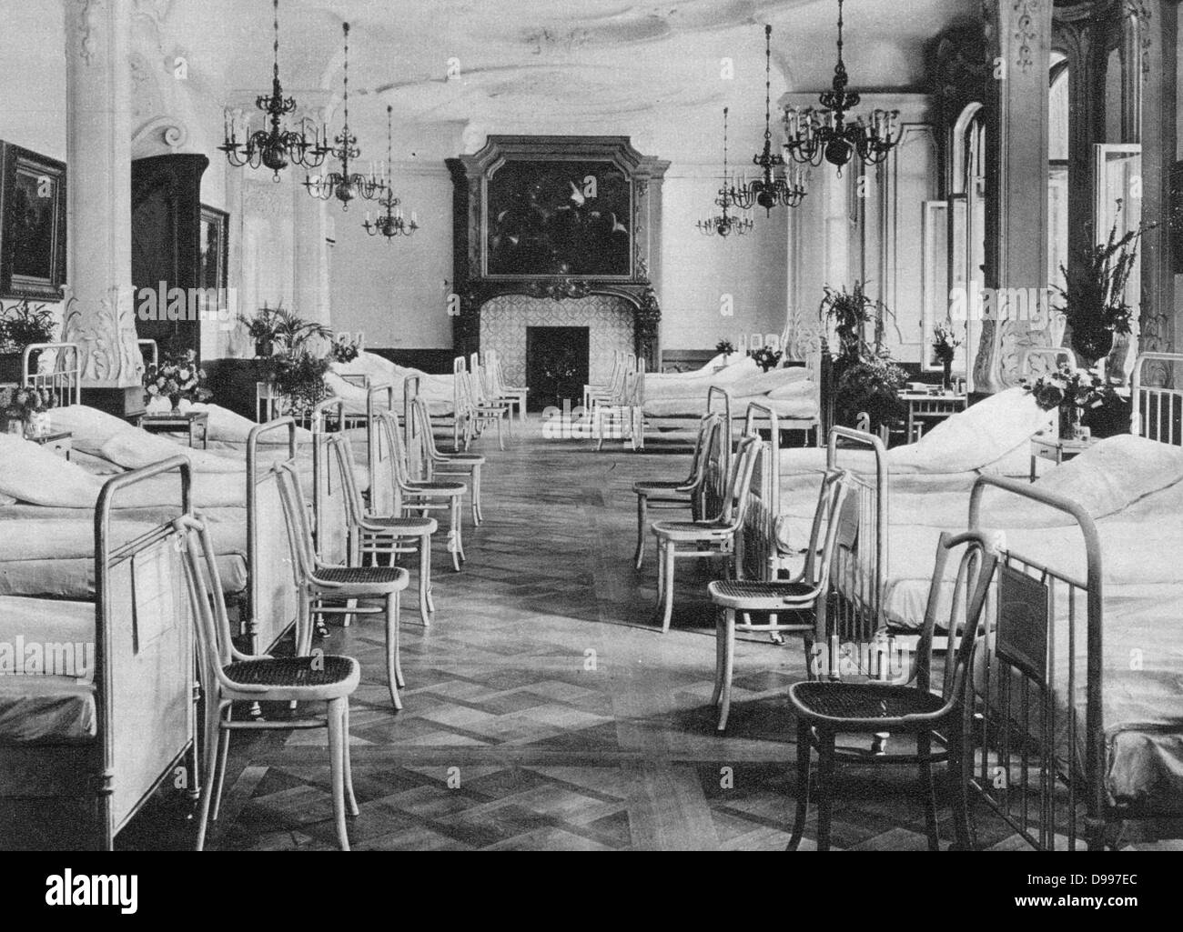 I Guerra Mondiale 1914-1918: Ward in una casa a Francoforte am Main convertito in un tedesco ospedale militare, 1915. Esercito, medicina, mobili, sedia, Bentwood Foto Stock