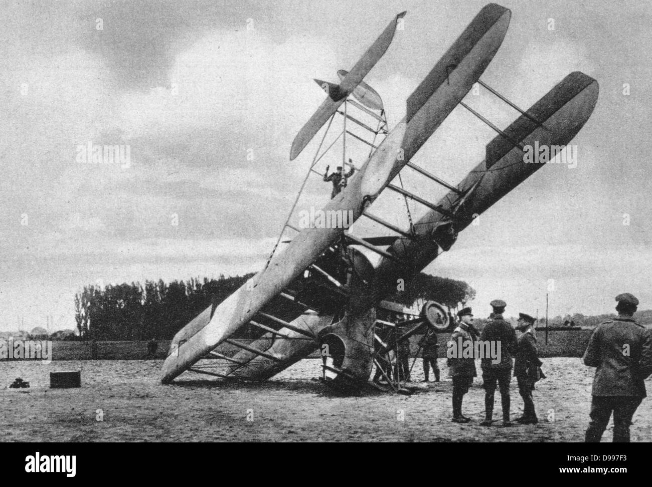 I Guerra Mondiale 1914-1918: un britannico biplano Vickers che si era schiantato vicino a Lille, in Francia, in corso di esame da tedeschi, 1917. Militari, aeromobili, Aviation Foto Stock