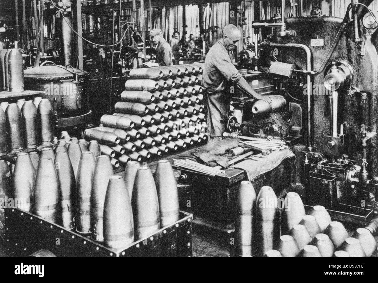 I Guerra Mondiale 1914-1918: Formazione di gusci in uno stato tedesco fabbrica di munizioni. Armamenti, manodopera, femmina Foto Stock