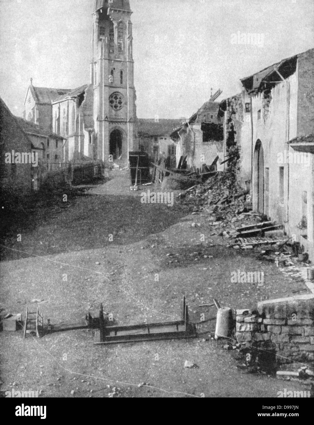 I Guerra Mondiale 1914-1918: un villaggio in Lorena dopo il bombardamento tedesco. Da "Le Pays de France', 9 settembre 1915. Foto Stock