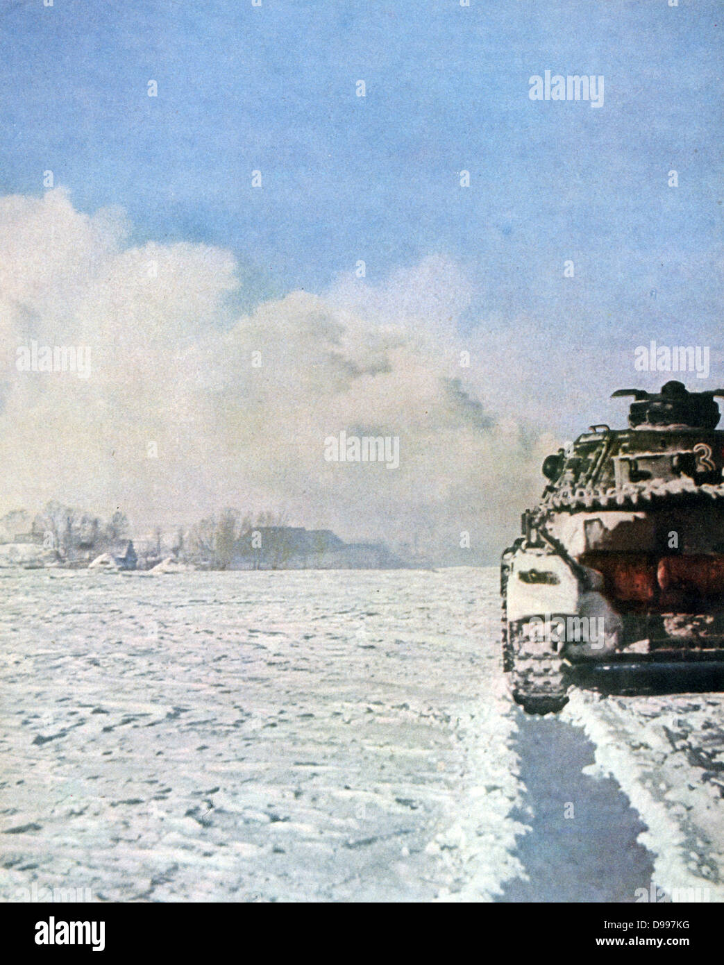 La seconda guerra mondiale - fronte russo: tedesco serbatoio che viaggiano attraverso snowfield verso una città di masterizzazione. Da 'Signal', la propaganda tedesca magazine, Gennaio 1943. Militari, trasporti, armato Foto Stock