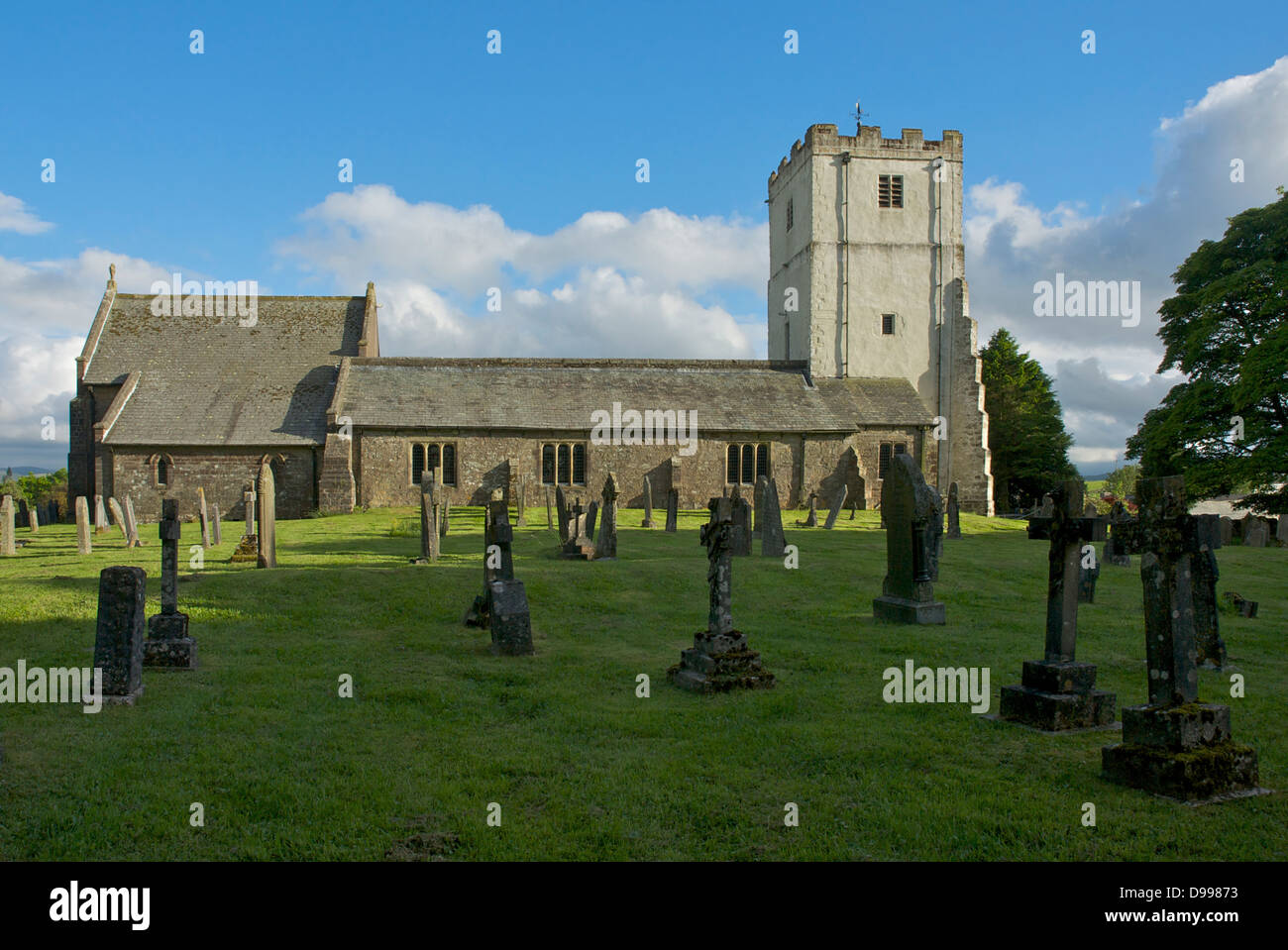 Chiesa di tutti i Santi, che si affaccia sul villaggio di Orton, Cumbria, England Regno Unito Foto Stock