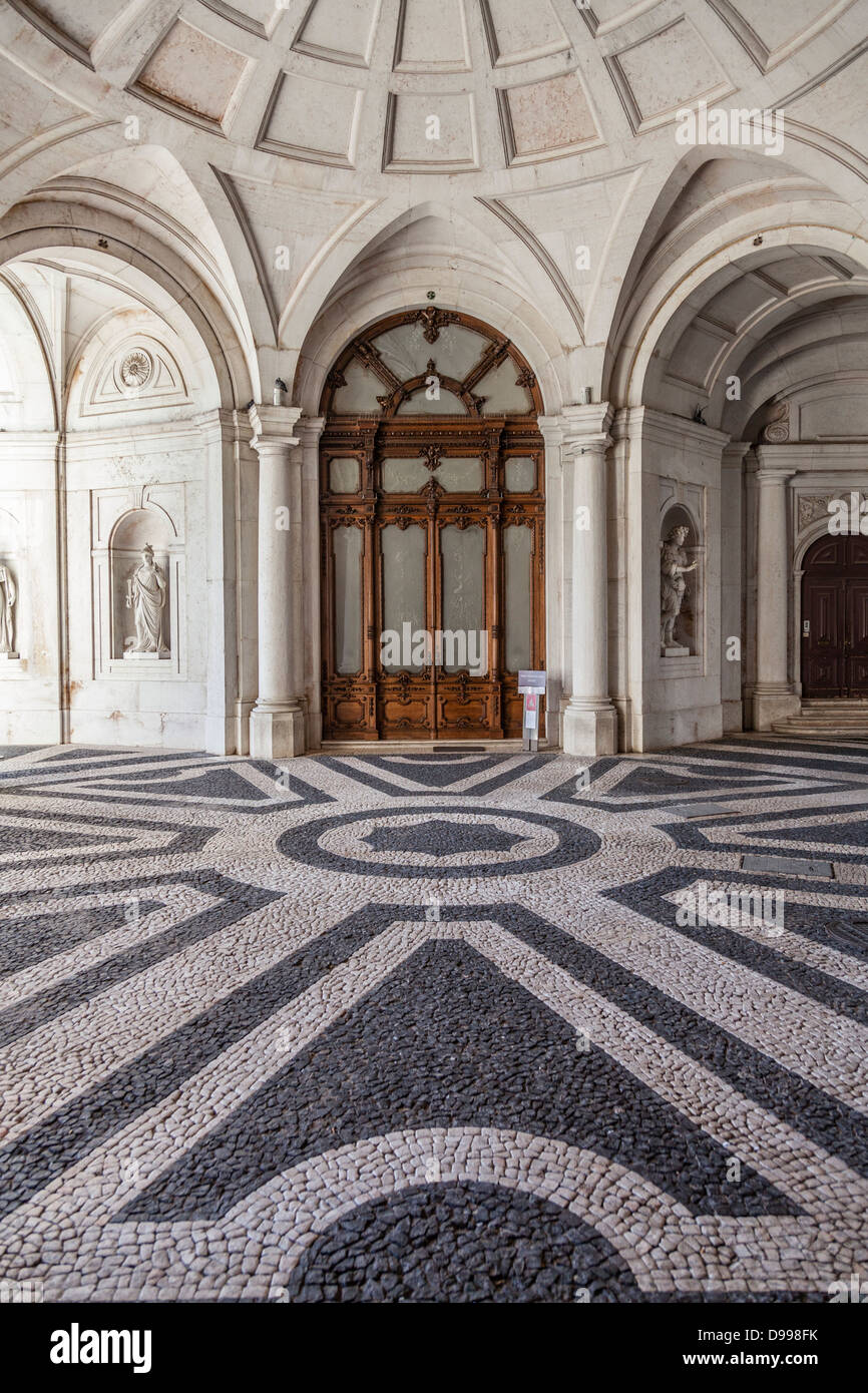 Ingresso per i visitatori di Ajuda Palazzo Nazionale, Lisbona, Portogallo. Xix secolo in stile neoclassico Palazzo Reale. Foto Stock