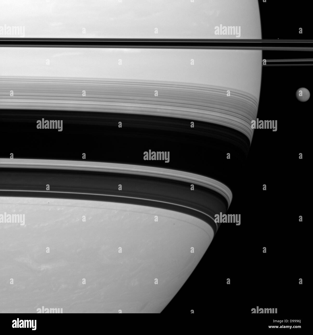 Saturno la più grande luna, Titan, sembra piccolo qui, nella foto a destra del gigante di gas in questa sonda Cassini vista. Foto Stock