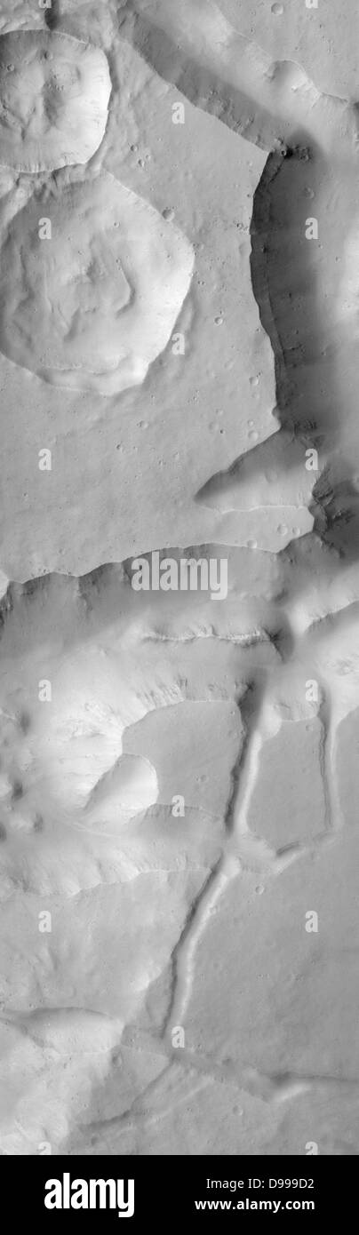 Questa immagine contiene una porzione di Aureum caos situato appena a sud dell'equatore marziano. Questo paesaggio fratturato contiene canyon e mesas con due grandi crateri da impatto in alto a sinistra. Foto Stock