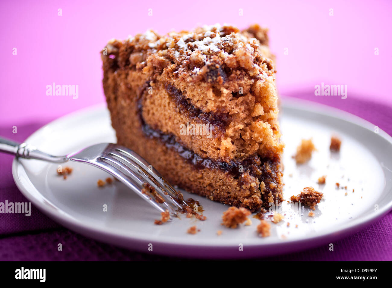 1 fetta di caffè fatti in casa briciola di torta e una forcella su una piastra Foto Stock