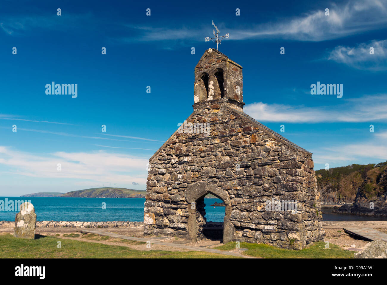 San Brynach la Chiesa a Cwm Yr Eglwys, Pembrokeshire, Galles, rovinato dal grande tempesta del 1859. Foto Stock