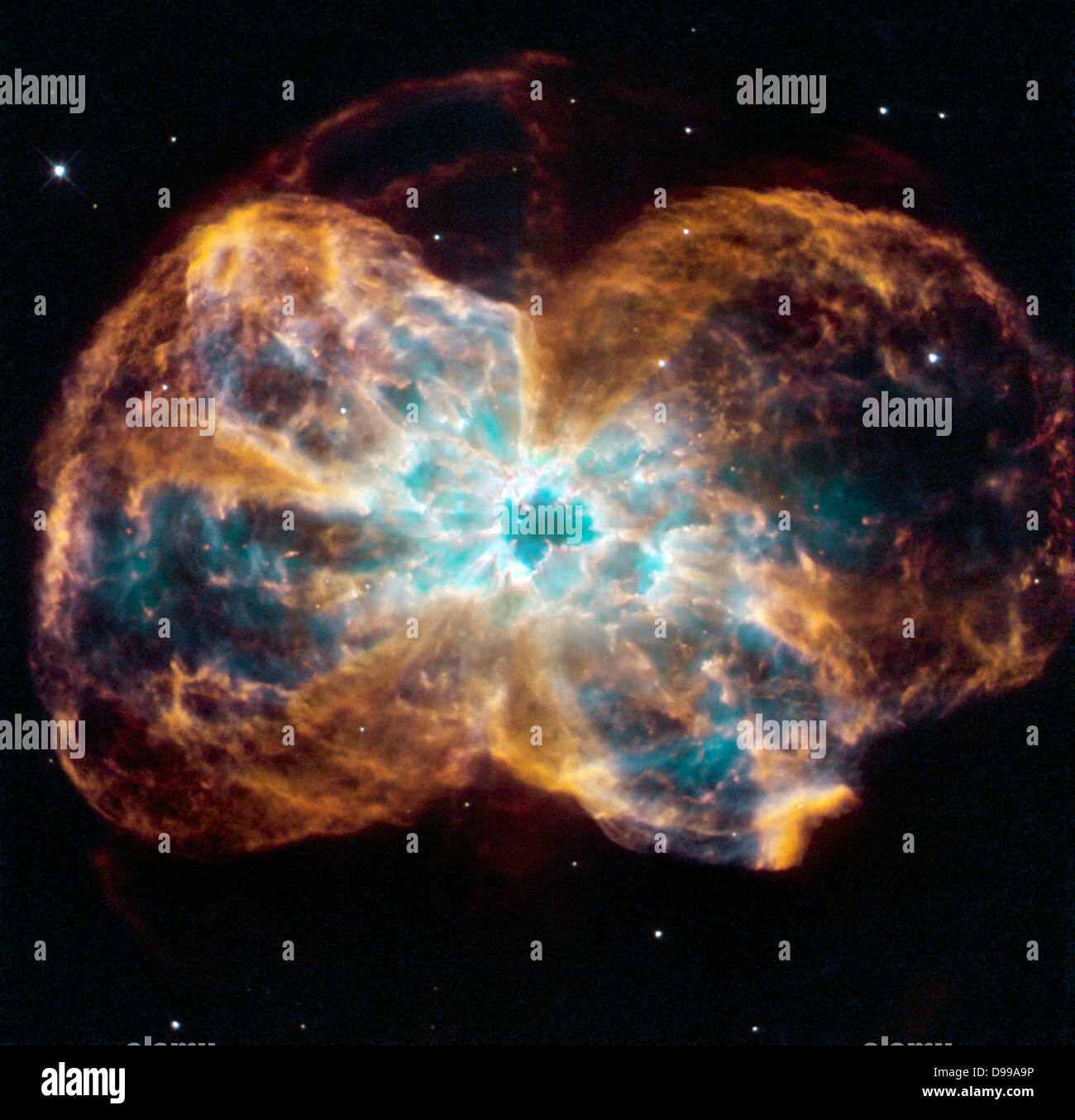 La stella è di terminare la sua vita mediante colata fuori i suoi strati esterni di gas che si è formato un bozzolo attorno alla stella il rimanente nucleo. La luce ultravioletta dal morire star rende il materiale incandescente. Il bruciate le star, chiamato un nano bianco, è il puntino bianco al centro. Telescopio Spaziale Hubble (HST). Foto Stock