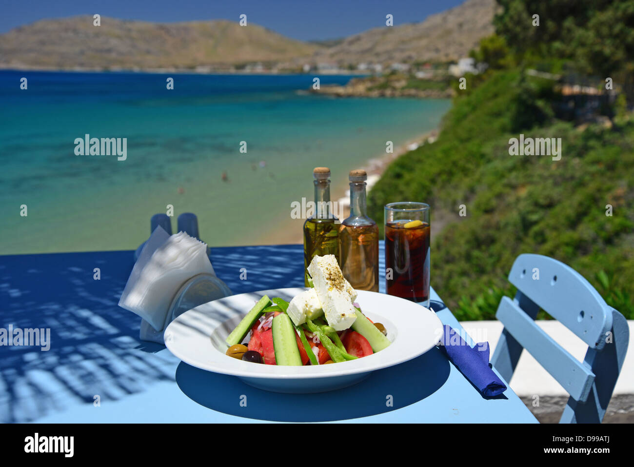 Insalata greca sulla tabella "Philosphia' taverna sulla spiaggia, Pefkos, Rodi (Rodi), del Dodecaneso, Egeo Meridionale Regione, Grecia Foto Stock