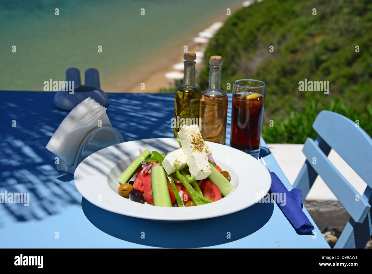 Insalata greca sulla tabella "Philosphia' taverna sulla spiaggia, Pefkos, Rodi (Rodi), del Dodecaneso, Egeo Meridionale Regione, Grecia Foto Stock