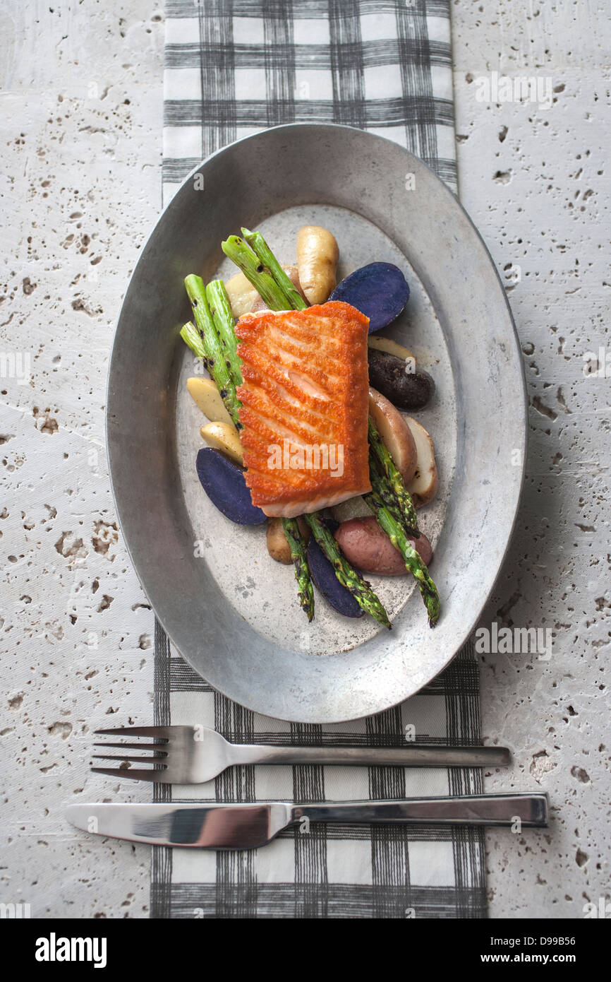 Pan disseccata salmone con asparagi e piccole patate rosse Foto Stock