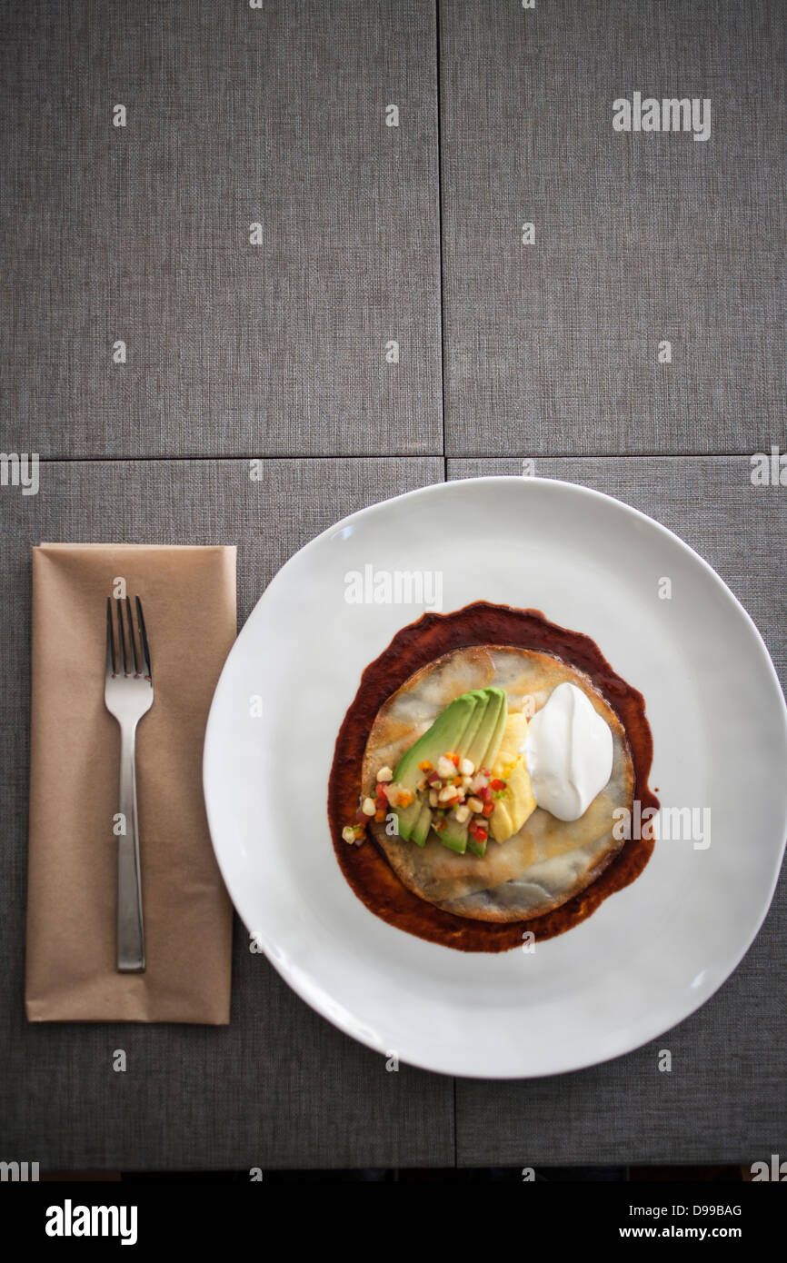 Huevos rancheros con taglio fresco di avocado e sourcream Foto Stock