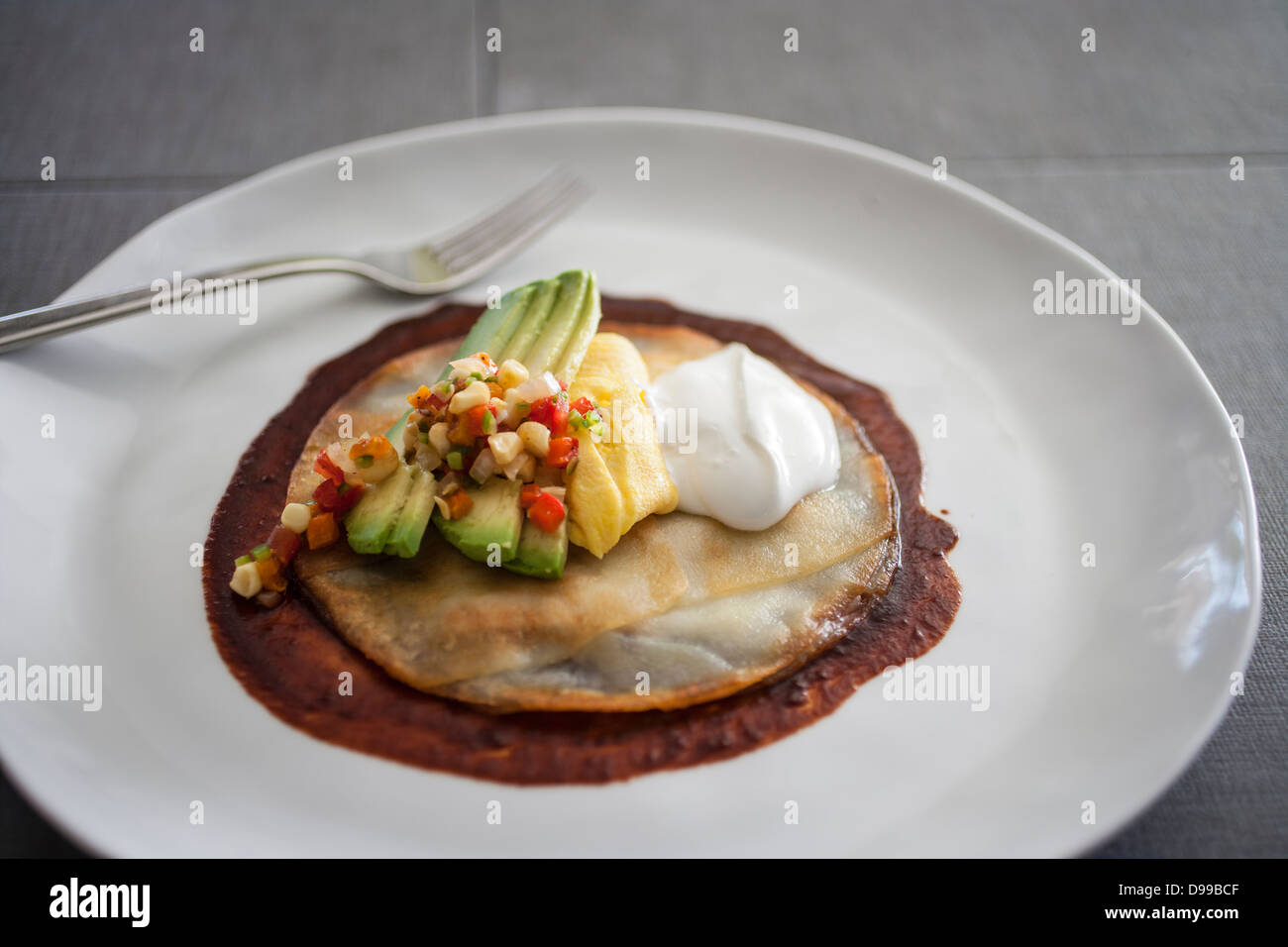 Huevos rancheros con taglio fresco di avocado e sourcream Foto Stock