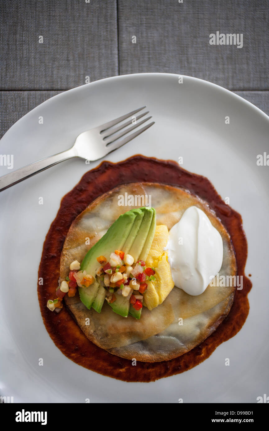 Huevos rancheros con taglio fresco di avocado e sourcream Foto Stock