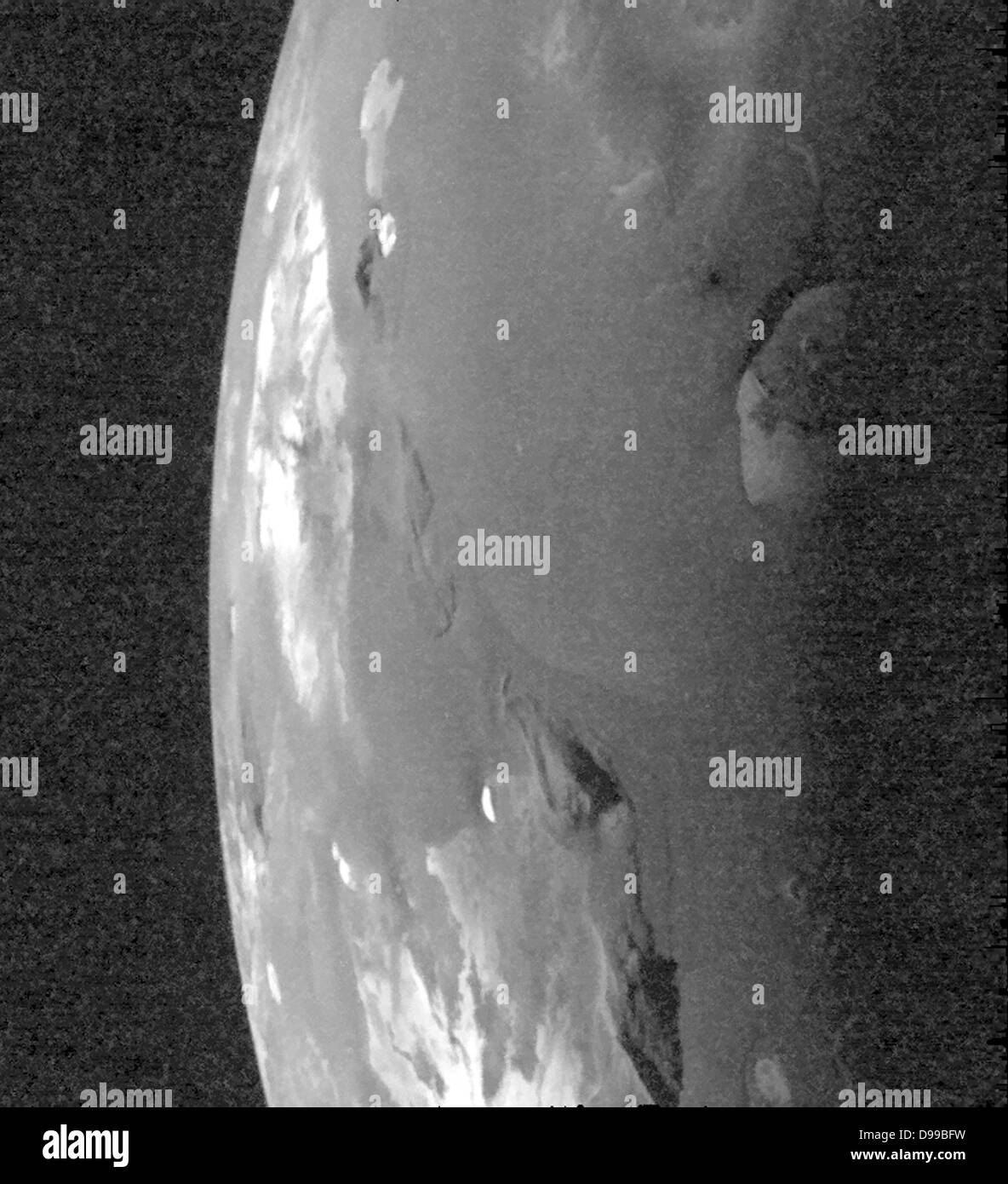 La luce dal sole che cade attraverso il Loki regione vulcanica sulla luna di Giove Io in questa immagine presa dalla NASA Galileo della navicella spaziale su 16 Ottobre 2001. Foto Stock
