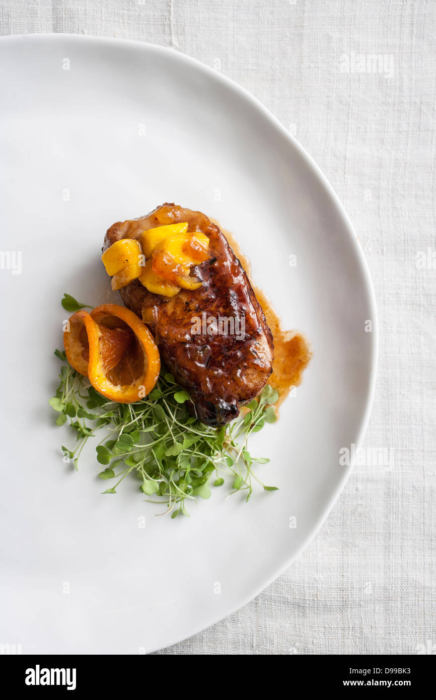 Lombo di maiale con arancia salsa di mango e i germogli Foto Stock