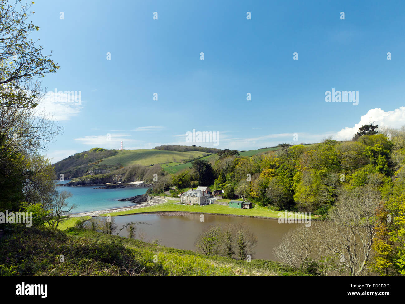 Cottage e il lago a Polridmouth baia vicino a Fowey, Cornwall, Regno Unito Foto Stock