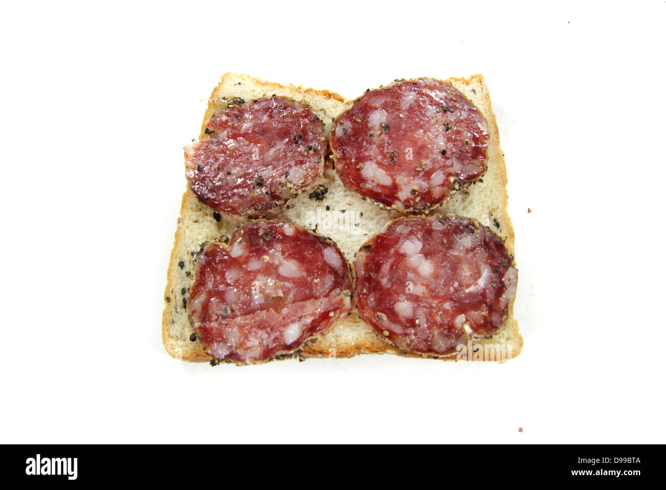 Salame di pepe su tutto il pane di grano Foto Stock