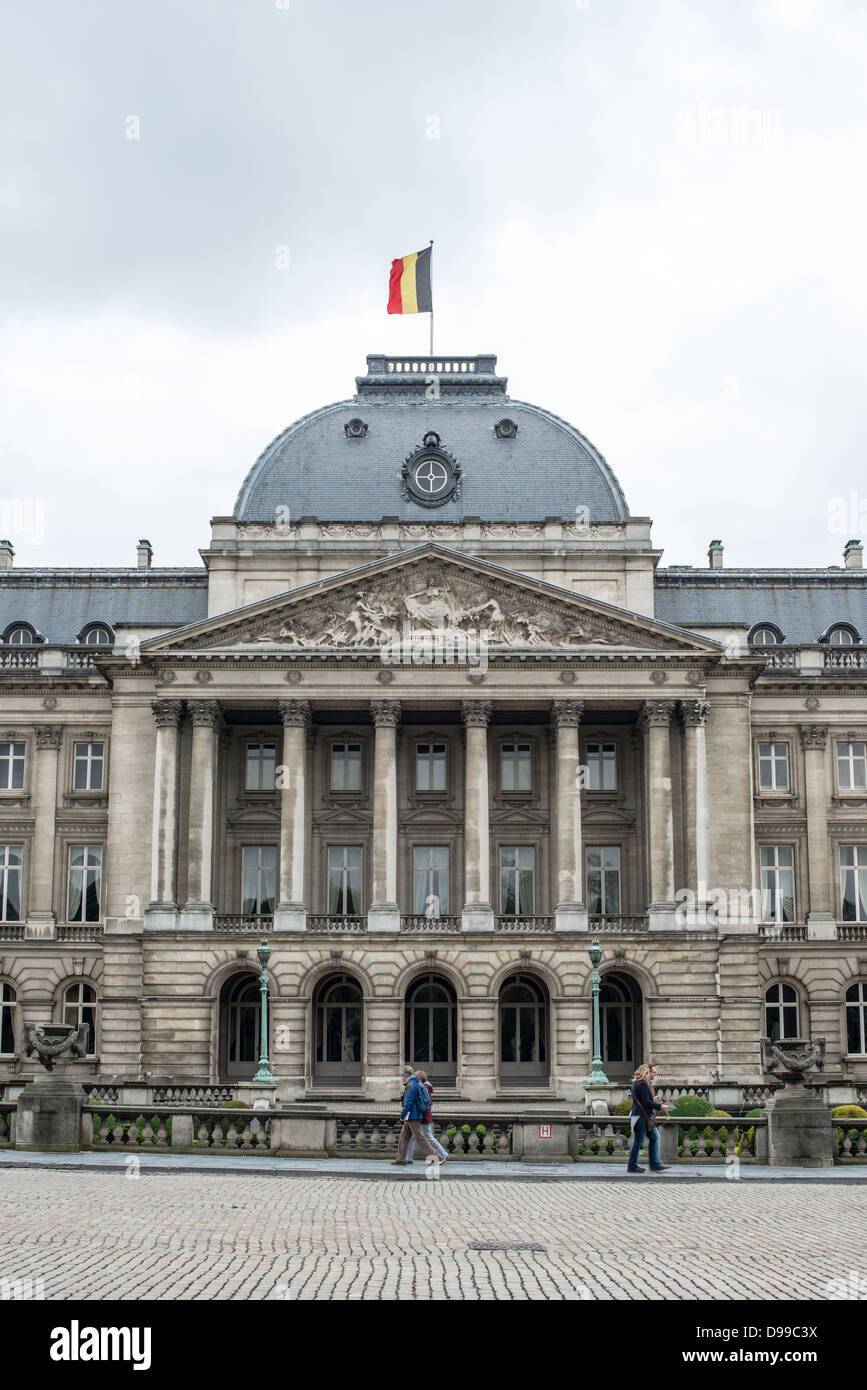 BRUXELLES, Belgio — la facciata neoclassica del Palazzo reale di Bruxelles, il palazzo ufficiale della famiglia reale belga, domina lo skyline. Questo grande edificio, pur non essendo la residenza reale, serve come luogo di lavoro del monarca e sede per funzioni statali. Foto Stock