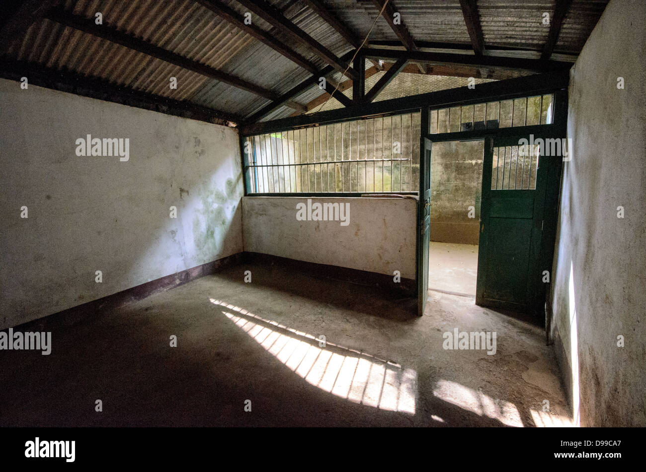 VIENG XAI, Laos - Vista interna di una delle grotte di Pathet Lao nel complesso delle grotte di Vieng Xai nella provincia di Houaphanh. L'ampia rete di grotte calcaree servì come quartier generale e città nascosta per le forze comuniste Pathet Lao durante la seconda guerra d'Indocina dal 1964 al 1973. Le grotte fornirono rifugio a 23.000 persone, compresi i leader politici e militari, durante il periodo di intense campagne di bombardamento degli Stati Uniti. Il complesso ospitava uffici governativi, ospedali, scuole e alloggi scavati nelle formazioni naturali delle grotte. Oggi il sito opera come museo e UNES Foto Stock