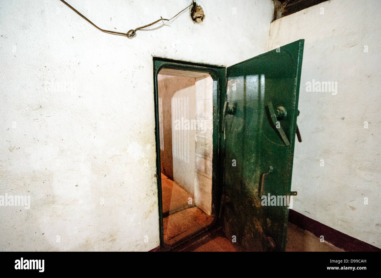 VIENG XAI, Laos - Vista interna di una delle grotte di Pathet Lao nel complesso delle grotte di Vieng Xai nella provincia di Houaphanh. L'ampia rete di grotte calcaree servì come quartier generale e città nascosta per le forze comuniste Pathet Lao durante la seconda guerra d'Indocina dal 1964 al 1973. Le grotte fornirono rifugio a 23.000 persone, compresi i leader politici e militari, durante il periodo di intense campagne di bombardamento degli Stati Uniti. Il complesso ospitava uffici governativi, ospedali, scuole e alloggi scavati nelle formazioni naturali delle grotte. Oggi il sito opera come museo e UNES Foto Stock