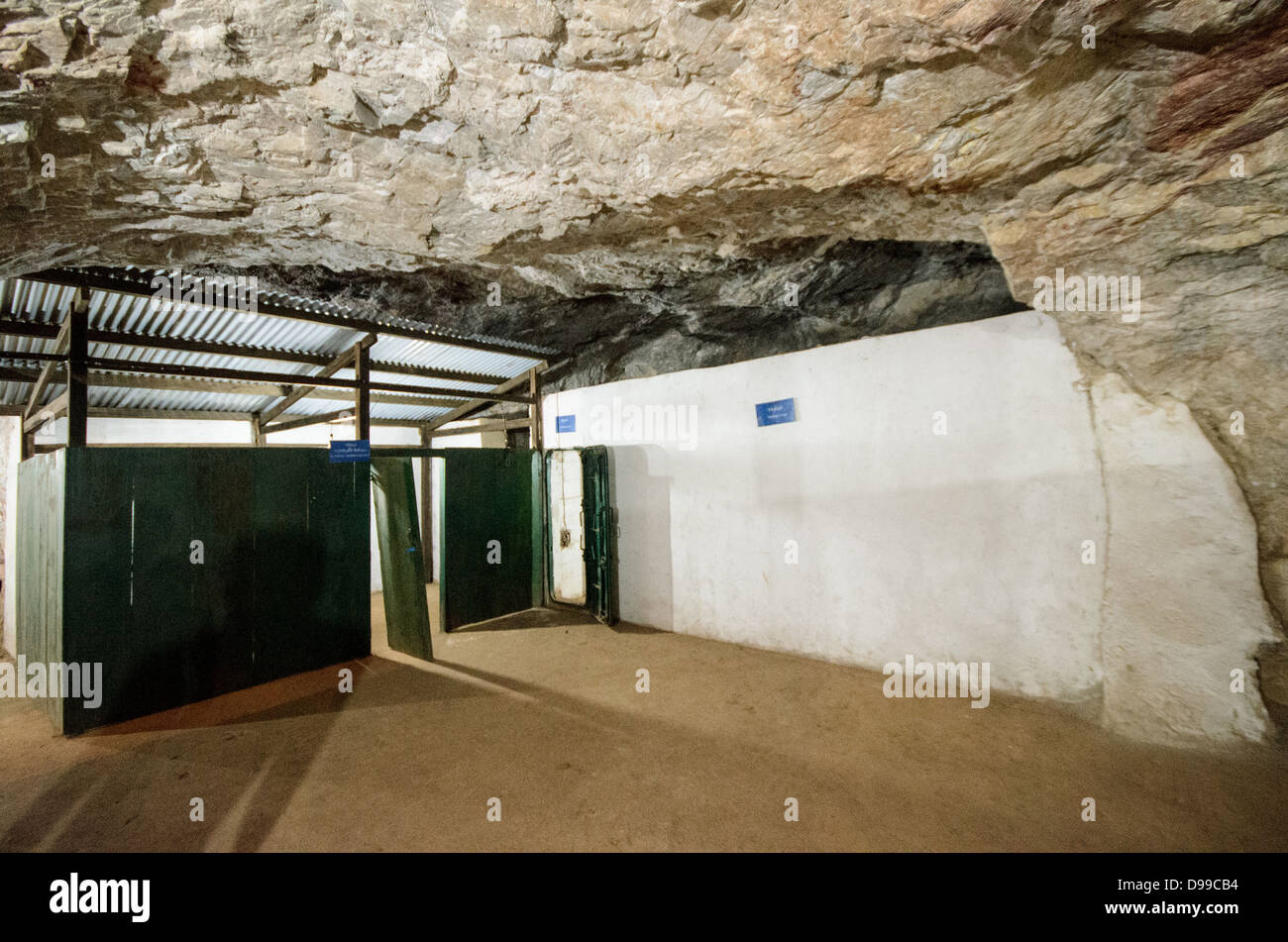 VIENG XAI, Laos - Vista interna di una delle grotte di Pathet Lao nel complesso delle grotte di Vieng Xai nella provincia di Houaphanh. L'ampia rete di grotte calcaree servì come quartier generale e città nascosta per le forze comuniste Pathet Lao durante la seconda guerra d'Indocina dal 1964 al 1973. Le grotte fornirono rifugio a 23.000 persone, compresi i leader politici e militari, durante il periodo di intense campagne di bombardamento degli Stati Uniti. Il complesso ospitava uffici governativi, ospedali, scuole e alloggi scavati nelle formazioni naturali delle grotte. Oggi il sito opera come museo e UNES Foto Stock