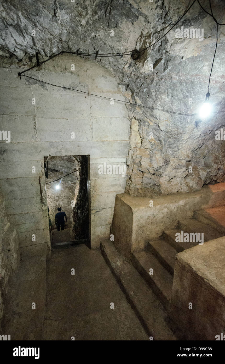 VIENG XAI, Laos - Vista interna di una delle grotte di Pathet Lao nel complesso delle grotte di Vieng Xai nella provincia di Houaphanh. L'ampia rete di grotte calcaree servì come quartier generale e città nascosta per le forze comuniste Pathet Lao durante la seconda guerra d'Indocina dal 1964 al 1973. Le grotte fornirono rifugio a 23.000 persone, compresi i leader politici e militari, durante il periodo di intense campagne di bombardamento degli Stati Uniti. Il complesso ospitava uffici governativi, ospedali, scuole e alloggi scavati nelle formazioni naturali delle grotte. Oggi il sito opera come museo e UNES Foto Stock