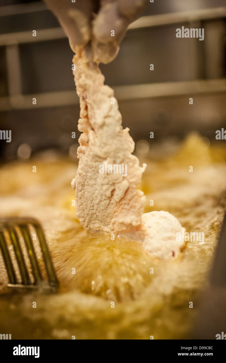 Golden fried pulcino caldo fuori della friggitrice fresco di pollo fritto di pollo Foto Stock