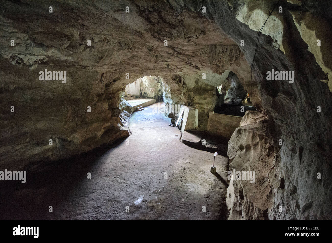 VIENG XAI, Laos - Vista interna di una delle grotte di Pathet Lao nel complesso delle grotte di Vieng Xai nella provincia di Houaphanh. L'ampia rete di grotte calcaree servì come quartier generale e città nascosta per le forze comuniste Pathet Lao durante la seconda guerra d'Indocina dal 1964 al 1973. Le grotte fornirono rifugio a 23.000 persone, compresi i leader politici e militari, durante il periodo di intense campagne di bombardamento degli Stati Uniti. Il complesso ospitava uffici governativi, ospedali, scuole e alloggi scavati nelle formazioni naturali delle grotte. Oggi il sito opera come museo e UNES Foto Stock
