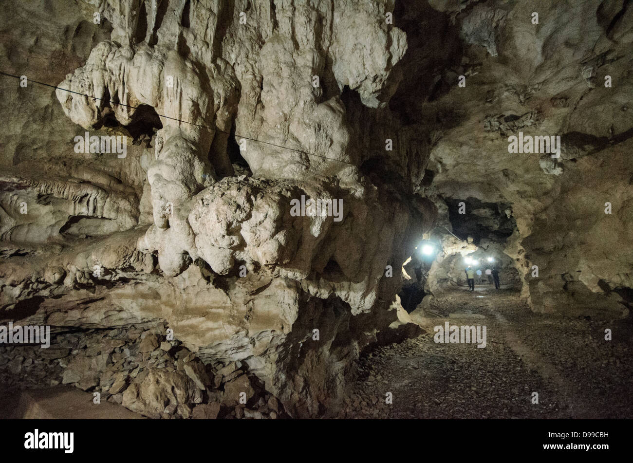 VIENG XAI, Laos - Vista interna di una delle grotte di Pathet Lao nel complesso delle grotte di Vieng Xai nella provincia di Houaphanh. L'ampia rete di grotte calcaree servì come quartier generale e città nascosta per le forze comuniste Pathet Lao durante la seconda guerra d'Indocina dal 1964 al 1973. Le grotte fornirono rifugio a 23.000 persone, compresi i leader politici e militari, durante il periodo di intense campagne di bombardamento degli Stati Uniti. Il complesso ospitava uffici governativi, ospedali, scuole e alloggi scavati nelle formazioni naturali delle grotte. Oggi il sito opera come museo e UNES Foto Stock