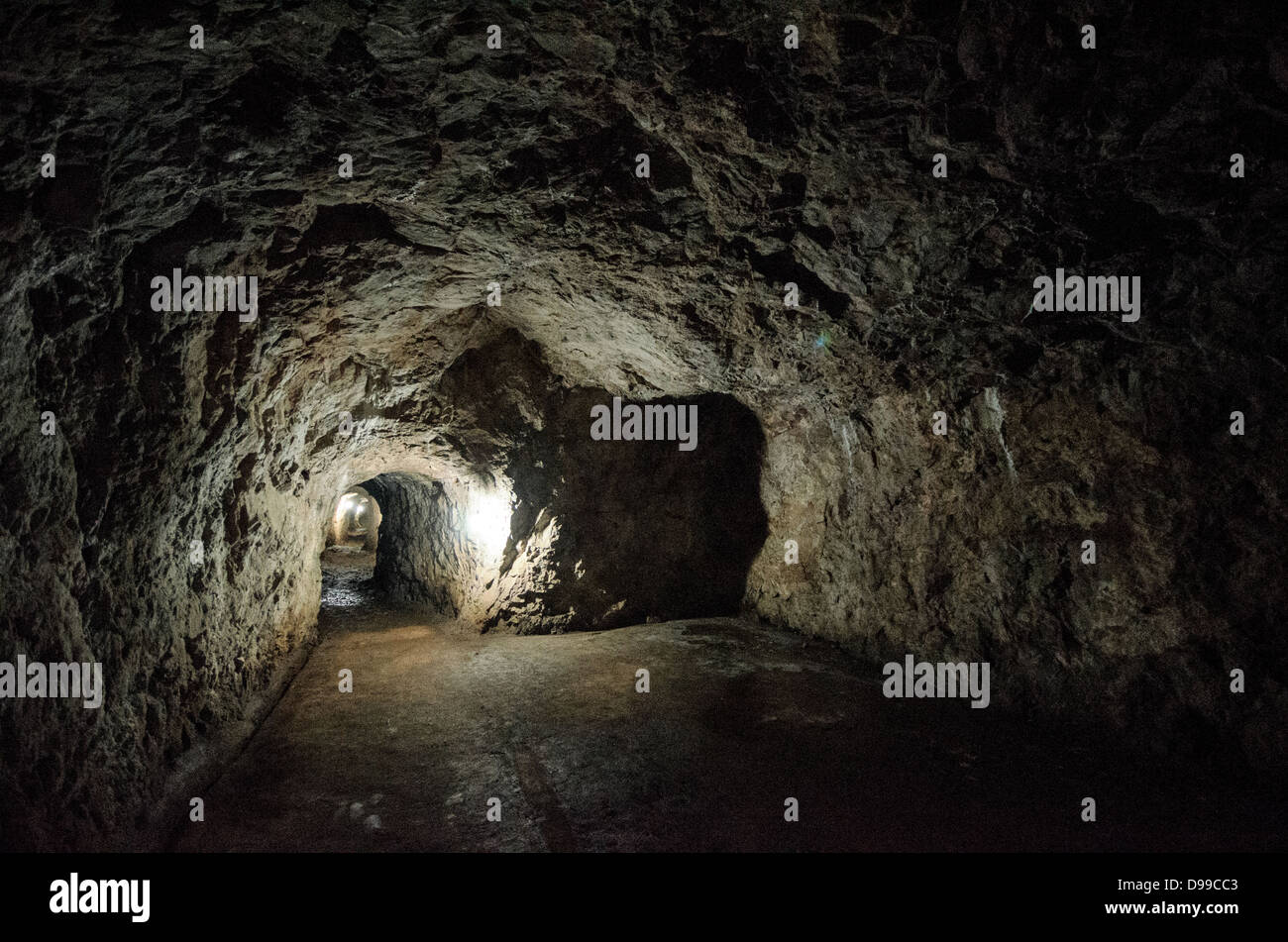 VIENG XAI, Laos - Vista interna di una delle grotte di Pathet Lao nel complesso delle grotte di Vieng Xai nella provincia di Houaphanh. L'ampia rete di grotte calcaree servì come quartier generale e città nascosta per le forze comuniste Pathet Lao durante la seconda guerra d'Indocina dal 1964 al 1973. Le grotte fornirono rifugio a 23.000 persone, compresi i leader politici e militari, durante il periodo di intense campagne di bombardamento degli Stati Uniti. Il complesso ospitava uffici governativi, ospedali, scuole e alloggi scavati nelle formazioni naturali delle grotte. Oggi il sito opera come museo e UNES Foto Stock