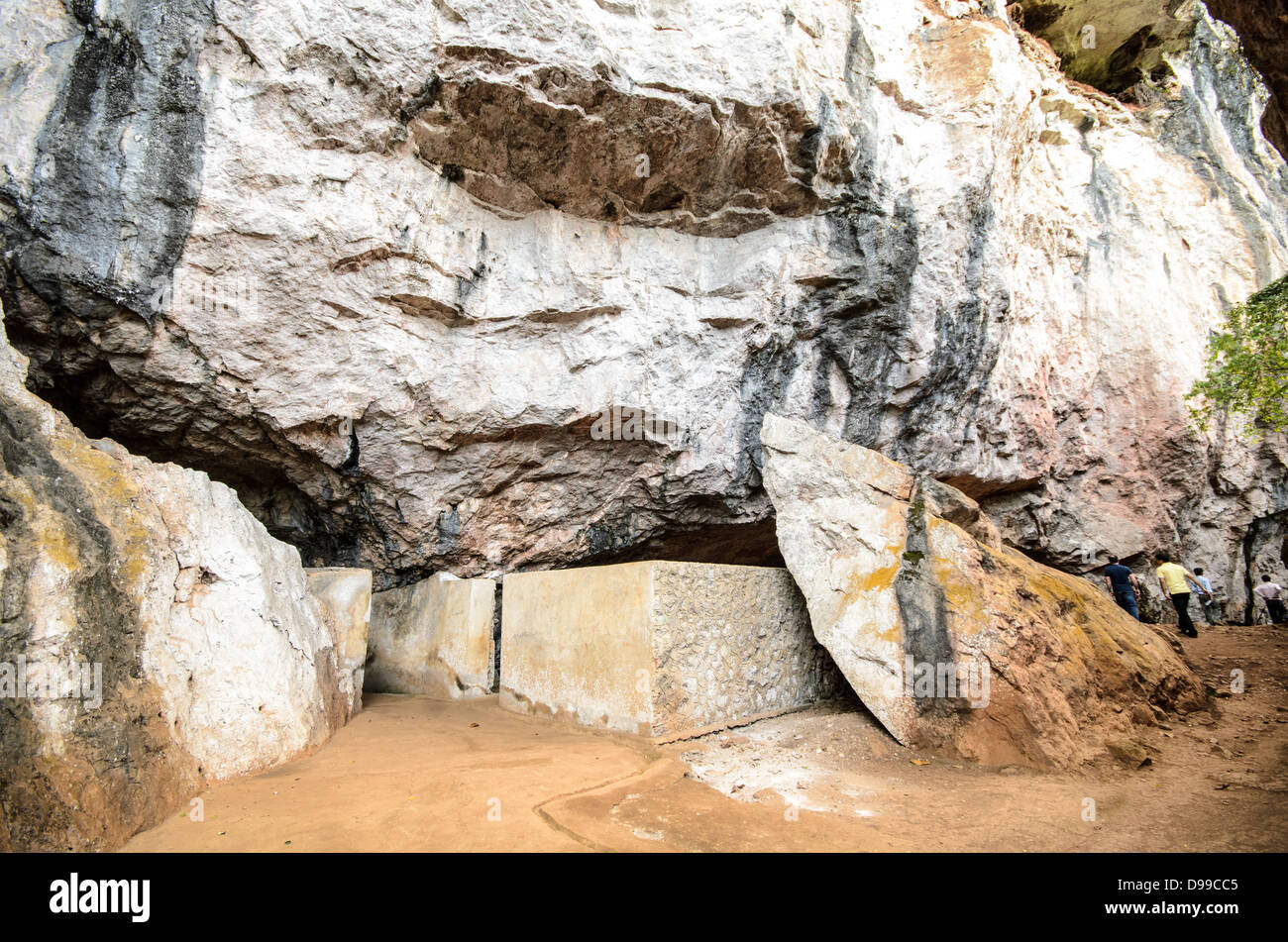 VIENG XAI, Laos - Un ingresso nascosto conduce al complesso di grotte di Pathet Lao a Vieng Xai, una rete di grotte calcaree che serviva come quartier generale e rifugio per le forze comuniste Pathet Lao durante la seconda guerra d'Indocina dal 1964 al 1973. Le grotte fornirono rifugio a migliaia di persone, compresi i leader politici, durante la vasta campagna di bombardamenti degli Stati Uniti nota come Guerra segreta. Questo sistema di grotte ospitava scuole, ospedali, teatri e uffici governativi, creando una città sotterranea che permetteva al Pathet Lao di continuare le operazioni evitando gli attacchi aerei. Il Vieng Foto Stock