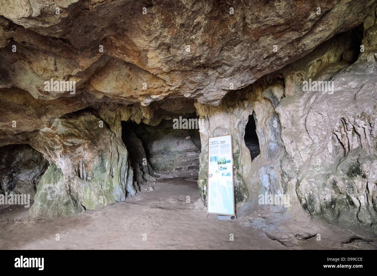 VIENG XAI, Laos - Un ingresso nascosto conduce al complesso di grotte di Pathet Lao a Vieng Xai, una rete di grotte calcaree che serviva come quartier generale e rifugio per le forze comuniste Pathet Lao durante la seconda guerra d'Indocina dal 1964 al 1973. Le grotte fornirono rifugio a migliaia di persone, compresi i leader politici, durante la vasta campagna di bombardamenti degli Stati Uniti nota come Guerra segreta. Questo sistema di grotte ospitava scuole, ospedali, teatri e uffici governativi, creando una città sotterranea che permetteva al Pathet Lao di continuare le operazioni evitando gli attacchi aerei. Il Vieng Foto Stock