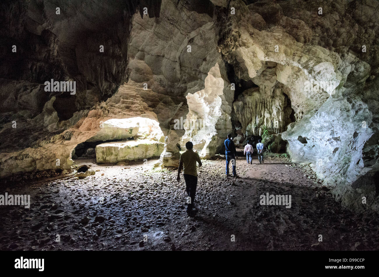 VIENG XAI, Laos: Spettacolari formazioni calcaree sorgono all'interno di una delle più grandi grotte di Pathet Lao nel complesso di grotte di Vieng Xai. Le grotte di Vieng Xai servirono come quartier generale e città nascosta per la leadership di Pathet Lao durante la seconda guerra d'Indocina dal 1964 al 1973. Questa rete di grotte calcaree naturali e modificate ospitava migliaia di persone, tra cui i principali leader del Partito Comunista, che vivevano e lavoravano sottoterra per sfuggire alle intense campagne di bombardamento degli Stati Uniti. Il complesso di grotte è costituito da più di 100 grotte scavate nel paesaggio calcareo carsico del Laos settentrionale. Oggi, molti della CA Foto Stock