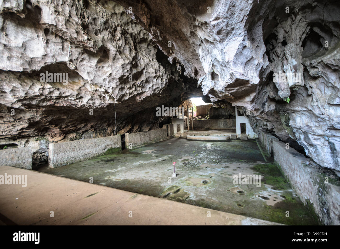 VIENG XAI, Laos: Una grande grotta naturale presso le grotte di Vieng Xai Pathet Lao che fu utilizzata per grandi raduni durante la seconda guerra d'Indocina. Il complesso delle grotte servì come quartier generale e rifugio per il movimento comunista Pathet Lao dal 1964 al 1973, quando l'area fu pesantemente bombardata durante il conflitto. La vasta rete di grotte ha fornito rifugio a migliaia di persone, tra cui leader politici, soldati e civili, che hanno vissuto sottoterra per quasi un decennio. Le grotte ospitavano varie strutture, tra cui sale riunioni, ospedali, scuole e alloggi scavati nel vivo Foto Stock