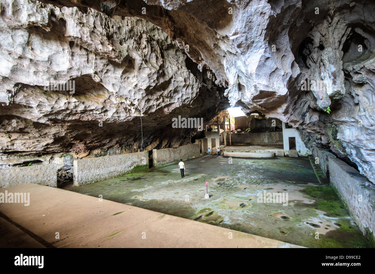 VIENG XAI, Laos: Una grande grotta naturale presso le grotte di Vieng Xai Pathet Lao che fu utilizzata per grandi raduni durante la seconda guerra d'Indocina. Il complesso delle grotte servì come quartier generale e rifugio per il movimento comunista Pathet Lao dal 1964 al 1973, quando l'area fu pesantemente bombardata durante il conflitto. La vasta rete di grotte ha fornito rifugio a migliaia di persone, tra cui leader politici, soldati e civili, che hanno vissuto sottoterra per quasi un decennio. Le grotte ospitavano varie strutture, tra cui sale riunioni, ospedali, scuole e alloggi scavati nel vivo Foto Stock