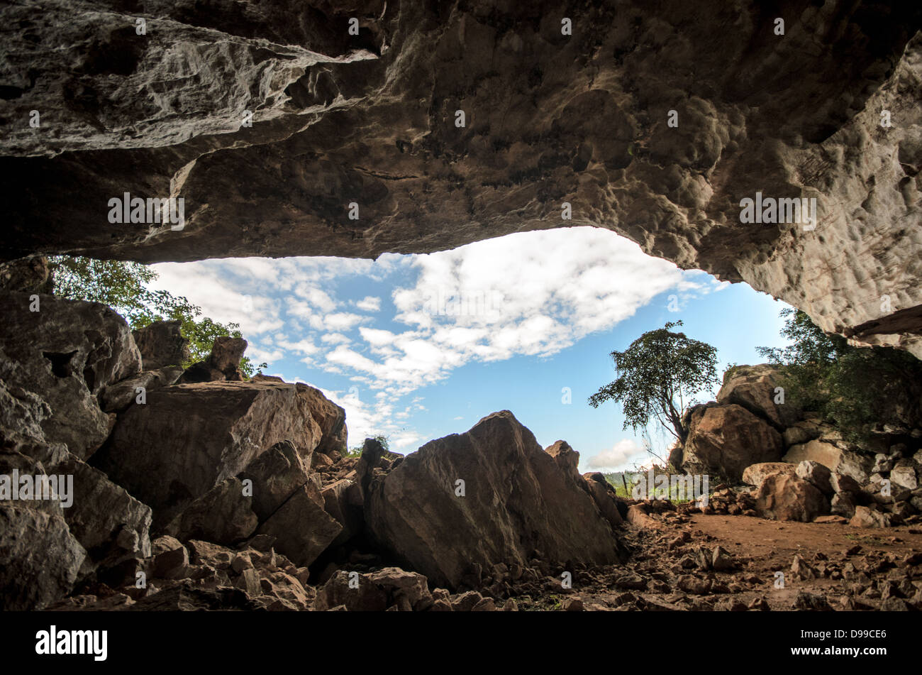 VIENG XAI, Laos: Grandi grotte calcaree naturali fanno parte del complesso di grotte Vieng Xai nel Laos nord-orientale. Le grotte servirono come quartier generale e rifugio per il movimento comunista Pathet Lao durante la seconda guerra d'Indocina dal 1964 al 1973. Il paesaggio carsico calcareo di Vieng Xai ha fornito protezione naturale ai leader politici e militari, tra cui il futuro primo ministro del Laos Kaysone Phomvihane. La rete di grotte ospitava migliaia di persone durante il conflitto, funzionando come una città sotterranea con ospedali, scuole e sale riunioni. Oggi il sito opera come attrazione storica Foto Stock