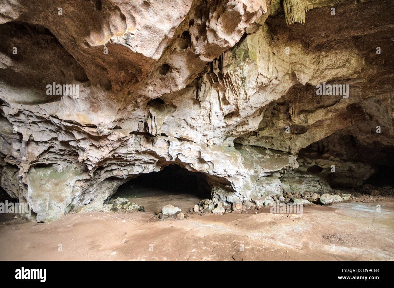 VIENG XAI, Laos: Grandi grotte calcaree naturali fanno parte del complesso di grotte Vieng Xai nel Laos nord-orientale. Le grotte servirono come quartier generale e rifugio per il movimento comunista Pathet Lao durante la seconda guerra d'Indocina dal 1964 al 1973. Il paesaggio carsico calcareo di Vieng Xai ha fornito protezione naturale ai leader politici e militari, tra cui il futuro primo ministro del Laos Kaysone Phomvihane. La rete di grotte ospitava migliaia di persone durante il conflitto, funzionando come una città sotterranea con ospedali, scuole e sale riunioni. Oggi il sito opera come attrazione storica Foto Stock
