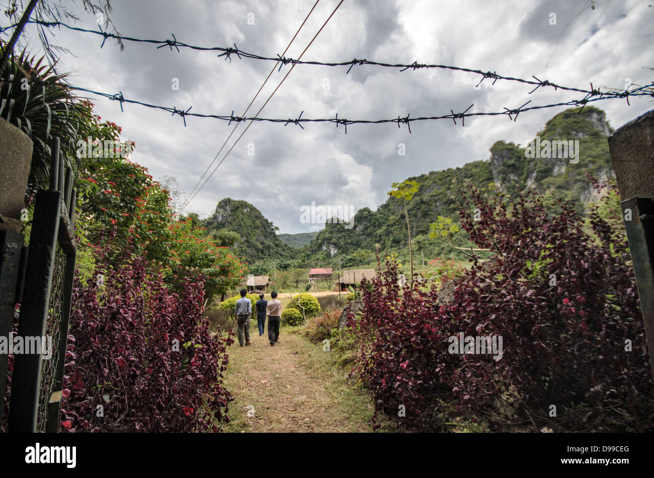 VIENG XAI, Laos — l'aspra campagna che circonda le grotte di Vieng Xai, una rete di grotte calcaree che serviva come quartier generale e città nascosta del movimento comunista Pathet Lao durante la seconda guerra d'Indocina dal 1964 al 1973. Il complesso delle grotte ospitava fino a 23.000 persone, tra cui leader politici e militari che vivevano sottoterra per sfuggire alle intense campagne di bombardamento degli Stati Uniti durante il conflitto. Situato nella provincia di Houaphanh nel nord-est del Laos vicino al confine vietnamita, il sito funzionava come una società sotterranea completa con ospedali, scuole, teatri e uffici governativi Foto Stock