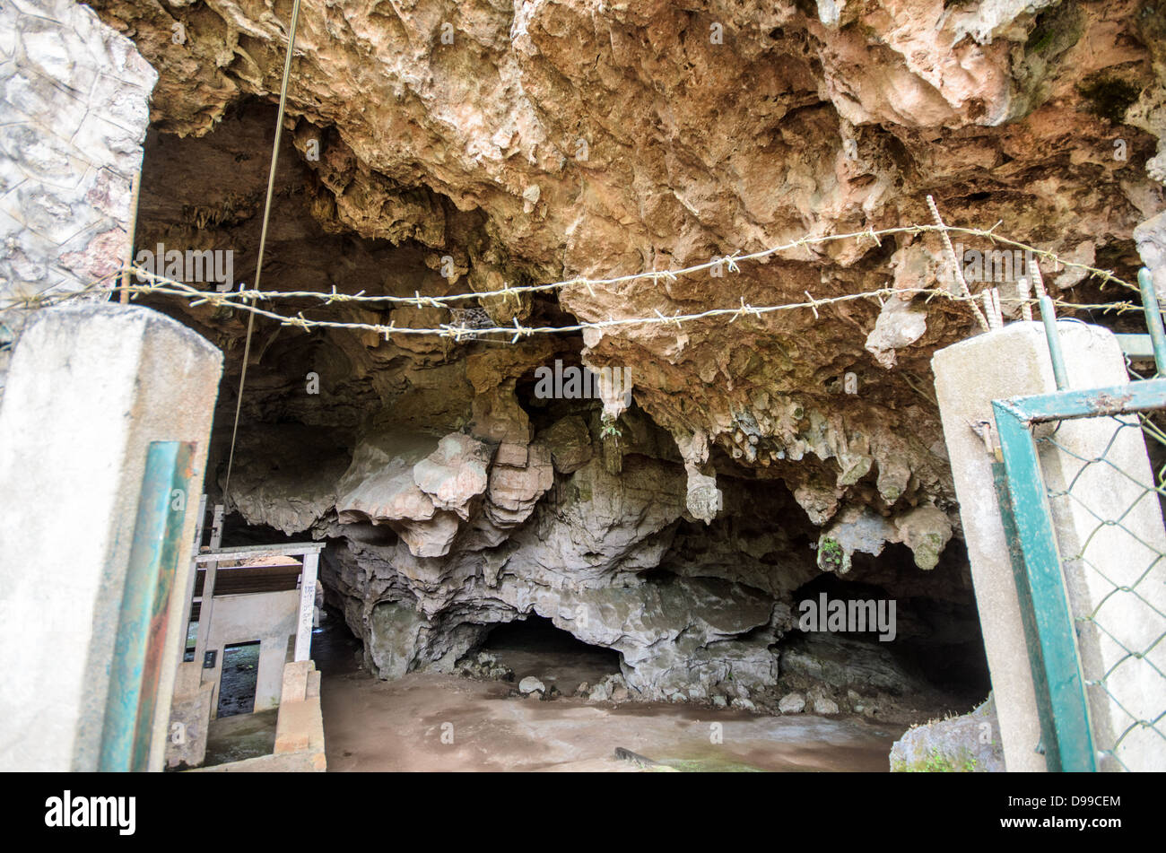 VIENG XAI, Laos - Un ingresso fortificato conduce in una delle storiche grotte di Vieng Xai, che serviva come quartier generale e sistema di rifugio per le forze comuniste di Pathet Lao durante la seconda guerra d'Indocina dal 1960 al 1975. Il complesso di grotte in questa remota provincia nord-orientale ha fornito protezione da intense campagne di bombardamento americane durante il conflitto. Queste grotte calcaree ospitavano migliaia di persone, tra cui leader politici, soldati e civili, funzionanti come una città sotterranea completa di ospedali, scuole e sale riunioni. Il Pathet Lao, ufficialmente conosciuto come Foto Stock