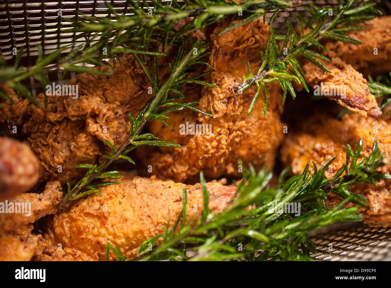 Golden fried pulcino caldo fuori della friggitrice fresco di pollo fritto di pollo Foto Stock