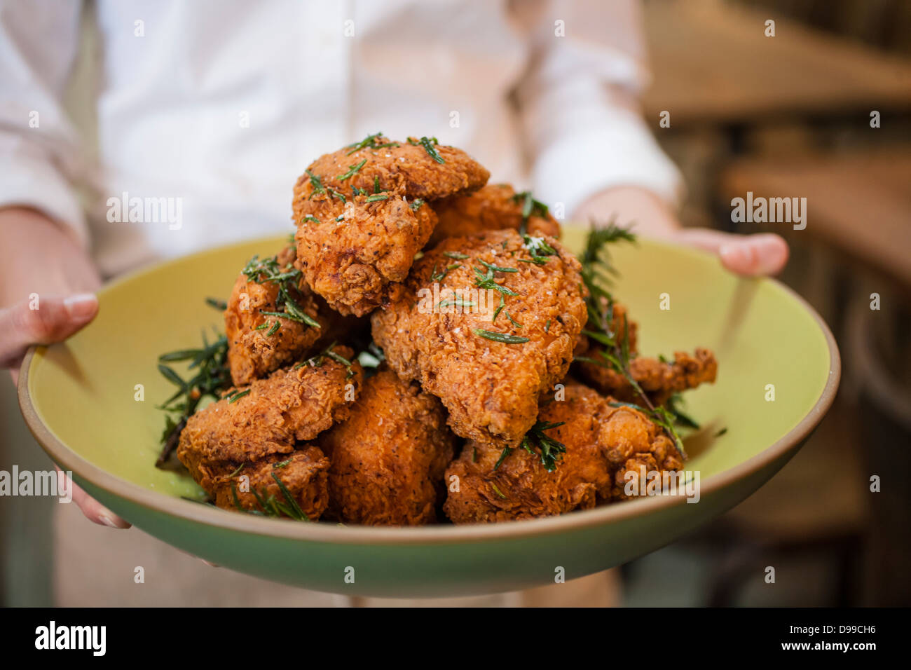 Golden Fried Chicken pronto a mangiare sul tavolo Foto Stock