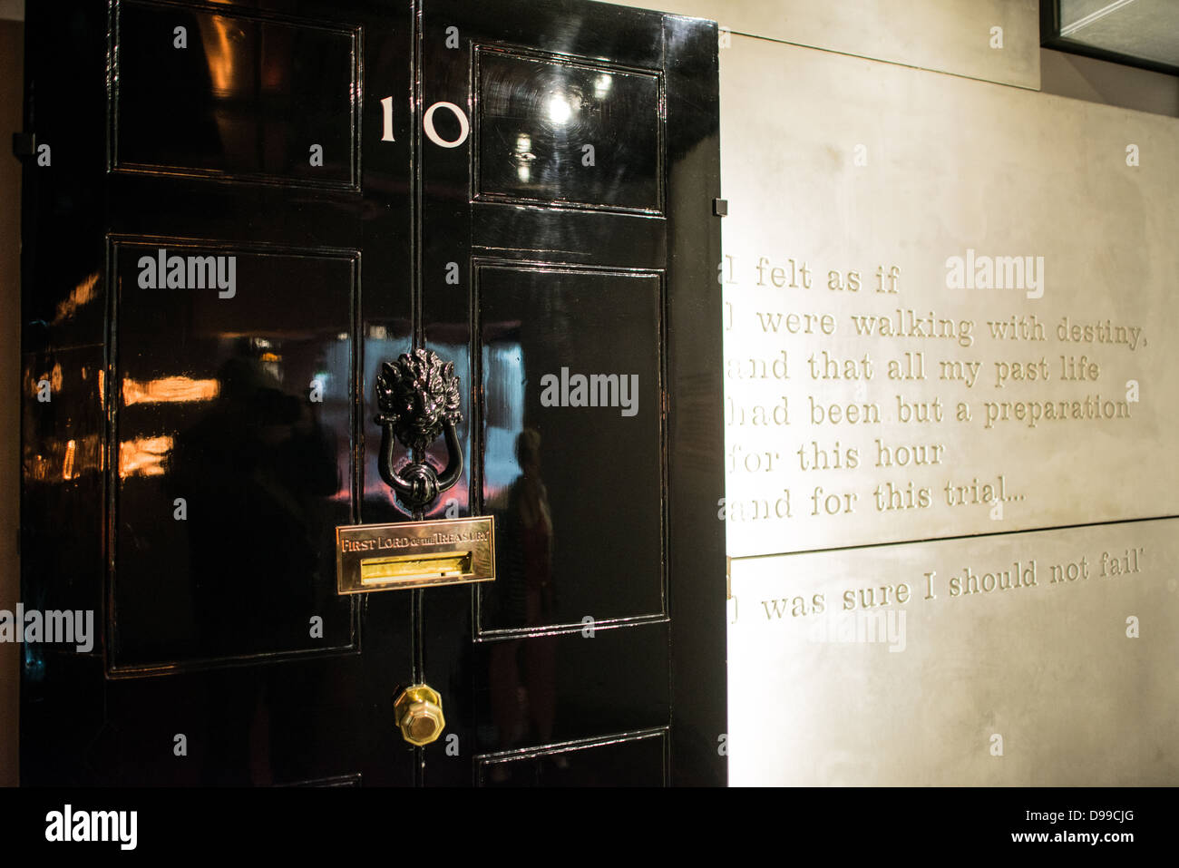 10 Downing Street Door Churchill War Rooms Londra // LONDRA, Regno Unito — una delle vecchie porte della residenza del primo Ministro al 10 Downing Street in mostra presso le Churchill War Rooms di Londra. Il museo, uno dei cinque rami del Museo della Guerra Imeriale, conserva il bunker di comando sotterraneo della seconda guerra mondiale utilizzato dal primo ministro britannico Winston Churchill. I suoi quartieri ristretti furono costruiti da un seminterrato di deposito convertito nel Treasury Building di Whitehall, Londra. Essendo sotterranea, e sotto un edificio insolitamente robusto, le Cabinet War Rooms ricevettero una certa protezione Foto Stock