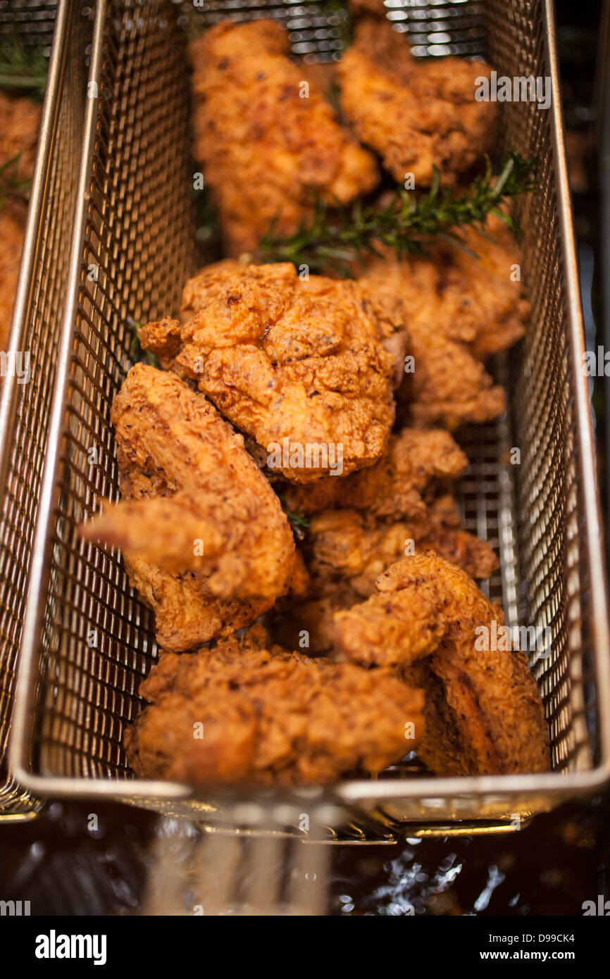 Golden fried pulcino caldo fuori della friggitrice fresco di pollo fritto di pollo Foto Stock