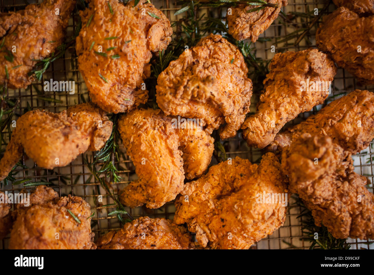 Golden fried pulcino caldo fuori della friggitrice fresco di pollo fritto di pollo Foto Stock