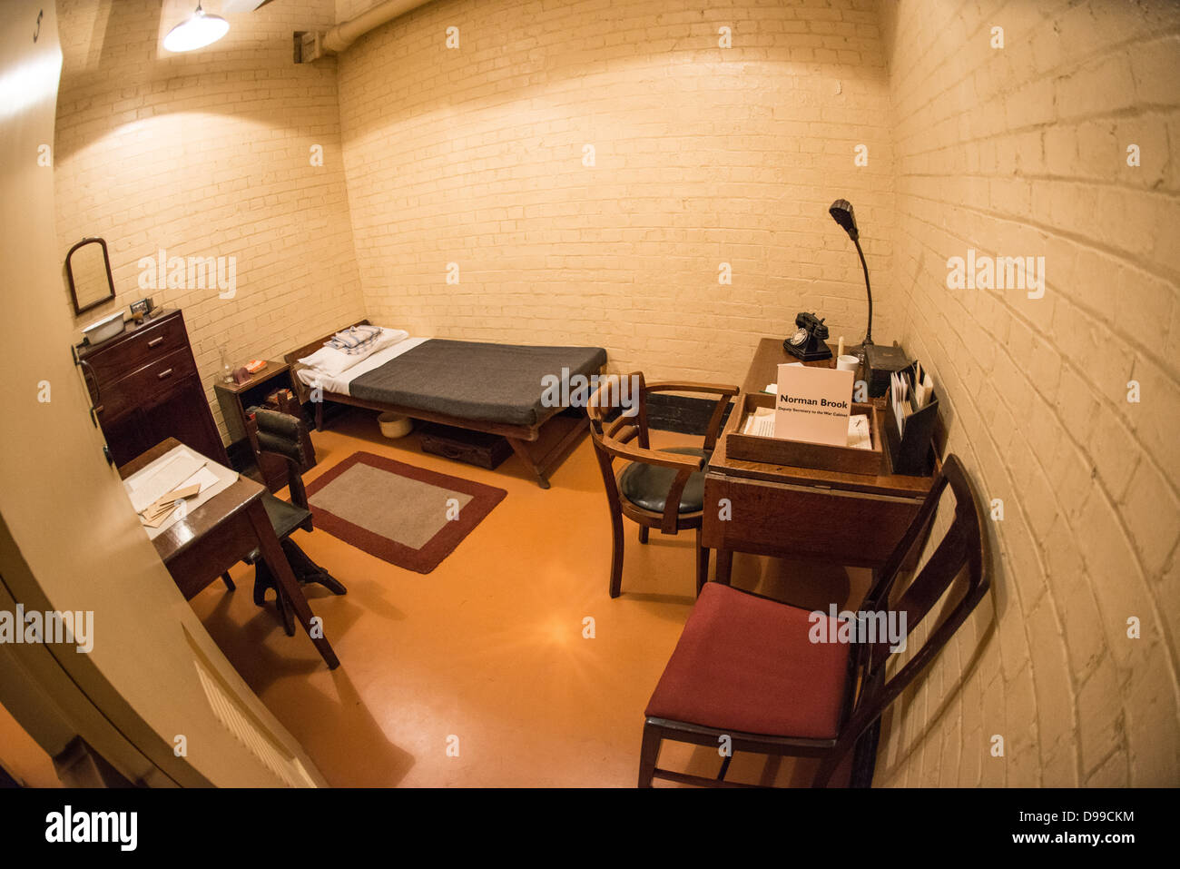 Churchill War Rooms Norman Brook Bedroom Office Londra // LONDRA, Regno Unito — la camera da letto e l'ufficio di Norman Brook, il vice segretario al governo di guerra, presso le Churchill War Rooms a Londra. Il museo, uno dei cinque rami del Museo della Guerra Imeriale, conserva il bunker di comando sotterraneo della seconda guerra mondiale utilizzato dal primo ministro britannico Winston Churchill. I suoi quartieri ristretti furono costruiti da un seminterrato di deposito convertito nel Treasury Building di Whitehall, Londra. Essendo sotterranea, e sotto un edificio insolitamente robusto, le Cabinet War Rooms ricevettero una certa protezione Foto Stock