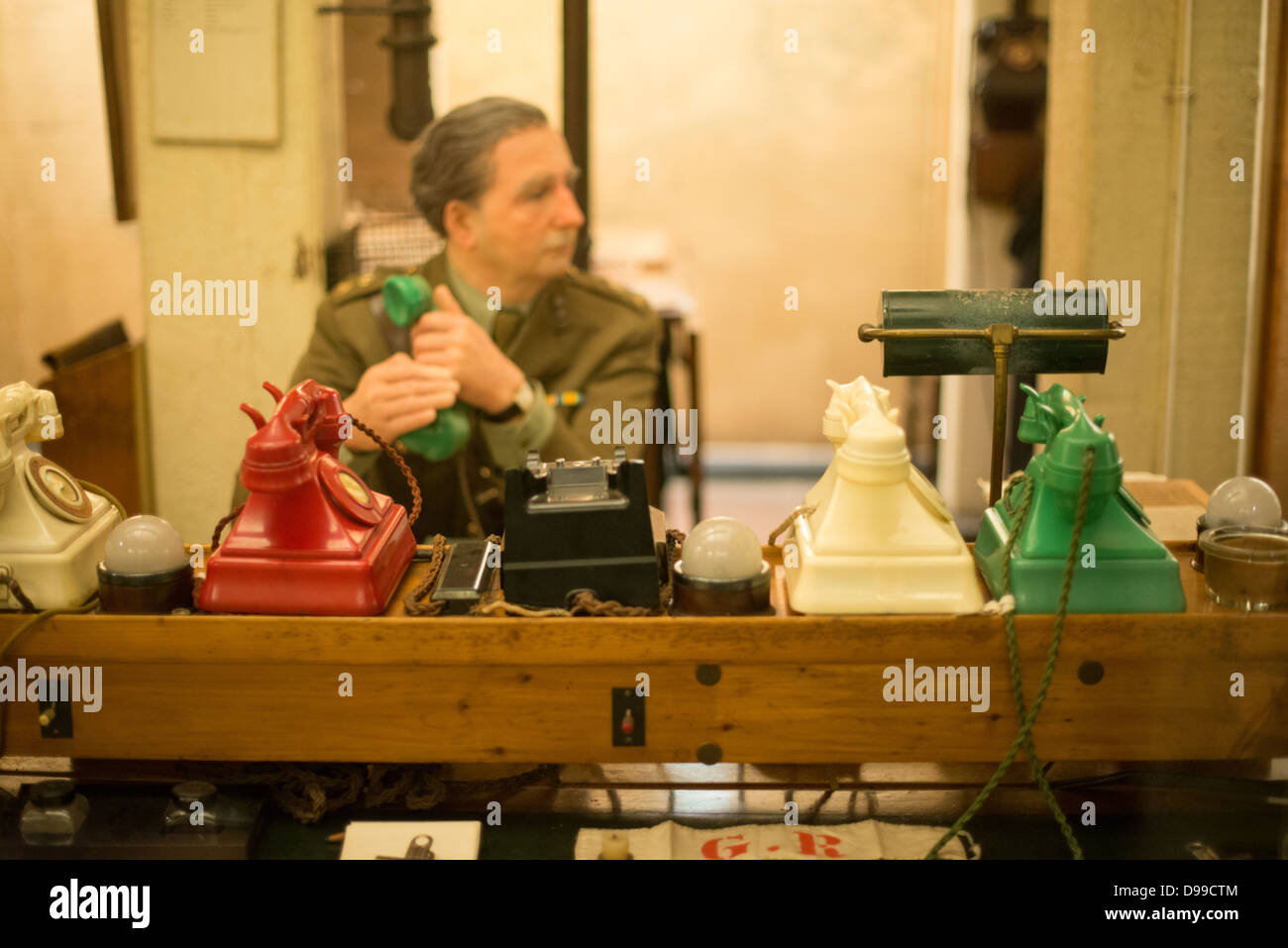 LONDRA, Regno Unito — Un manequino di un ufficiale al telefono nella Map Room presso le Churchill War Rooms di Londra. Il museo, uno dei cinque rami del Museo della Guerra Imeriale, conserva il bunker di comando sotterraneo della seconda guerra mondiale utilizzato dal primo ministro britannico Winston Churchill. I suoi quartieri ristretti furono costruiti da un seminterrato di deposito convertito nel Treasury Building di Whitehall, Londra. Essendo sotterranea, e sotto un edificio insolitamente robusto, le Cabinet War Rooms ricevettero una certa protezione dalle bombe che cadono sopra durante il Blitz. Foto Stock