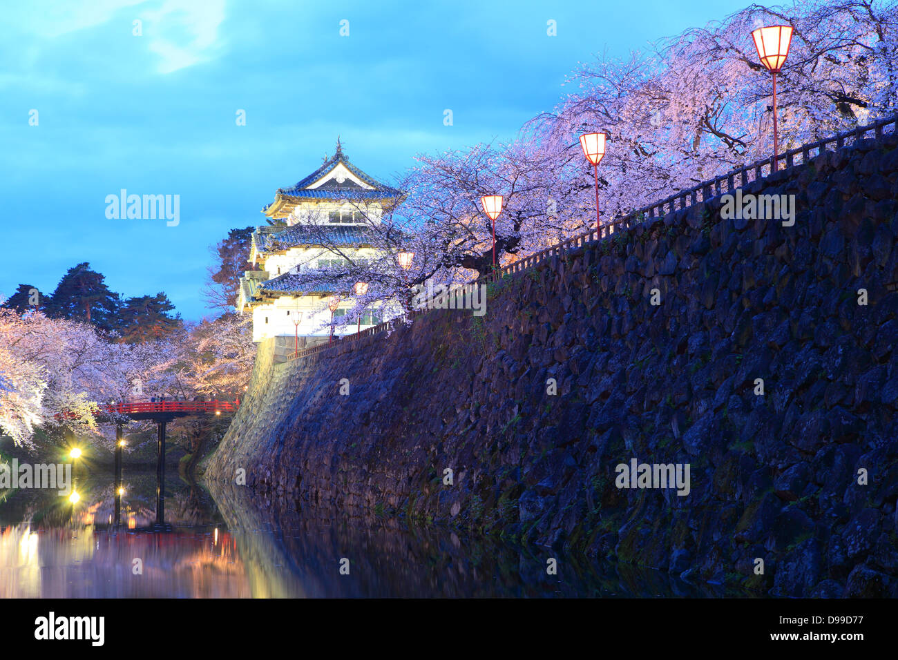 Luce del castello di Hirosaki e fiori di ciliegio, Aomori, Giappone Foto Stock