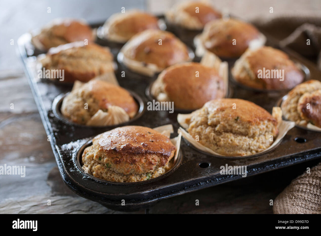 Muffin ai cereali freschi a caldo tutti i naturali cuocere le merci Foto Stock