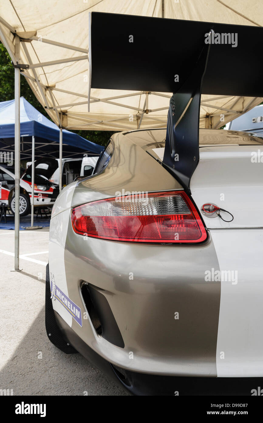 Maggio 25, 2,013 - Girona, Spagna - Porsche auto racing partecipante della XXVIII Empordà Rally parcheggiato sul parco assistenza . In questa gara hanno partecipato 99 concorrenti del campionato catalano di velocità , la regolarità sport e super sport categorie. Foto Stock